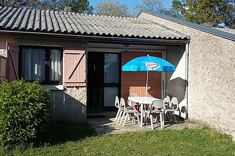 Gîte 7 personnes-vue de l'extérieur et terrasse