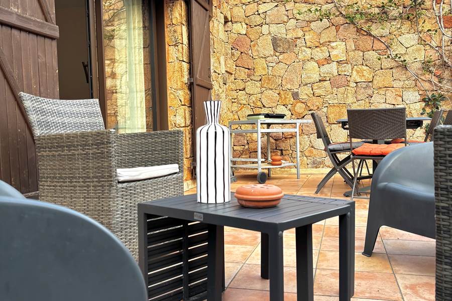 terrasse-maison-laurier-salon-jardin-corse