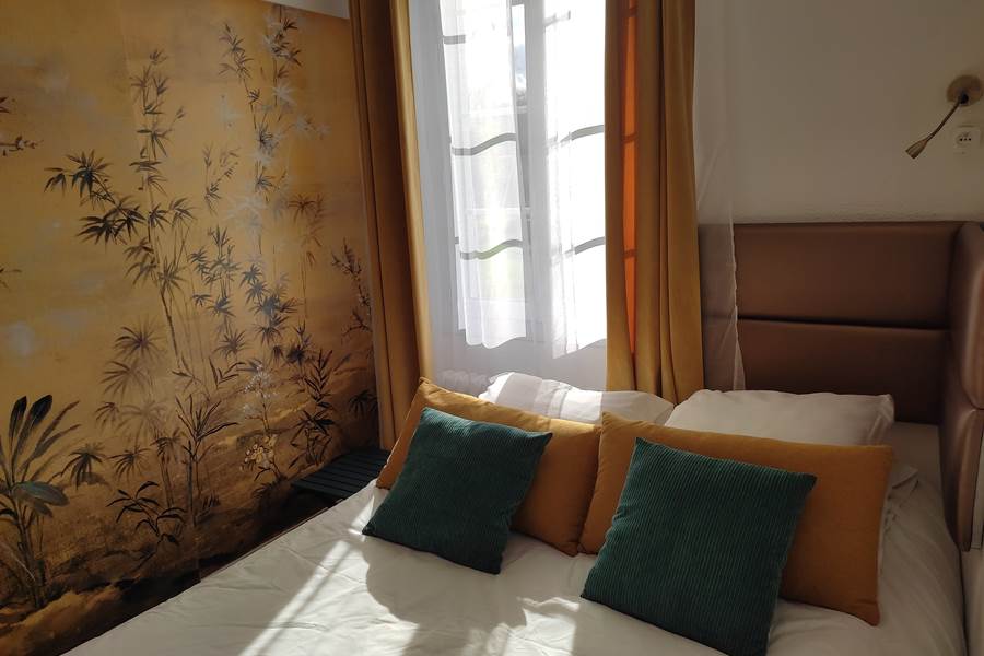 Chambre 2, lit et cloison.