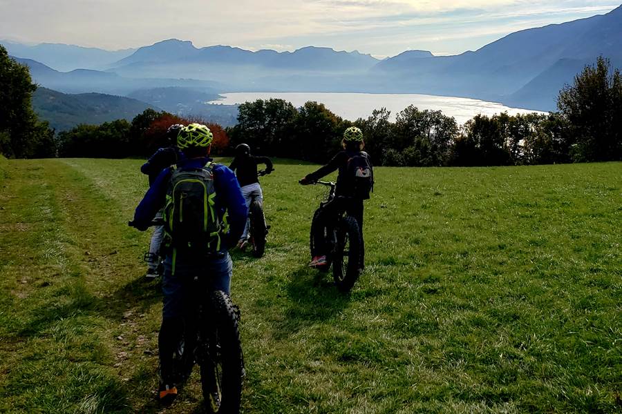 Descente VTT avec vue sur le Lac du Bourget