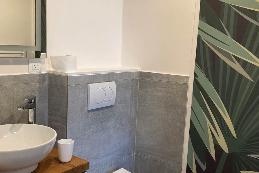 Salle d’eau du studio – Confort et modernité au cœur du village Douche vitrée, vasque design et ambiance zen pour un séjour tout en douceur à La Flotte, Île de Ré.