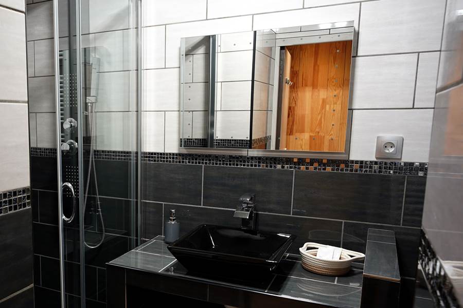 Vasque noire et carrelage contemporain