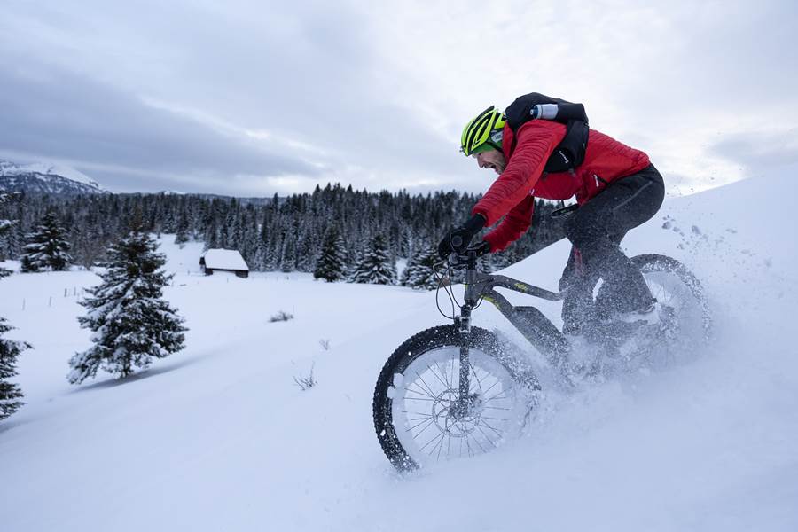 VTT dans la neige fraiche (Crédit : Cédric Lauzier)