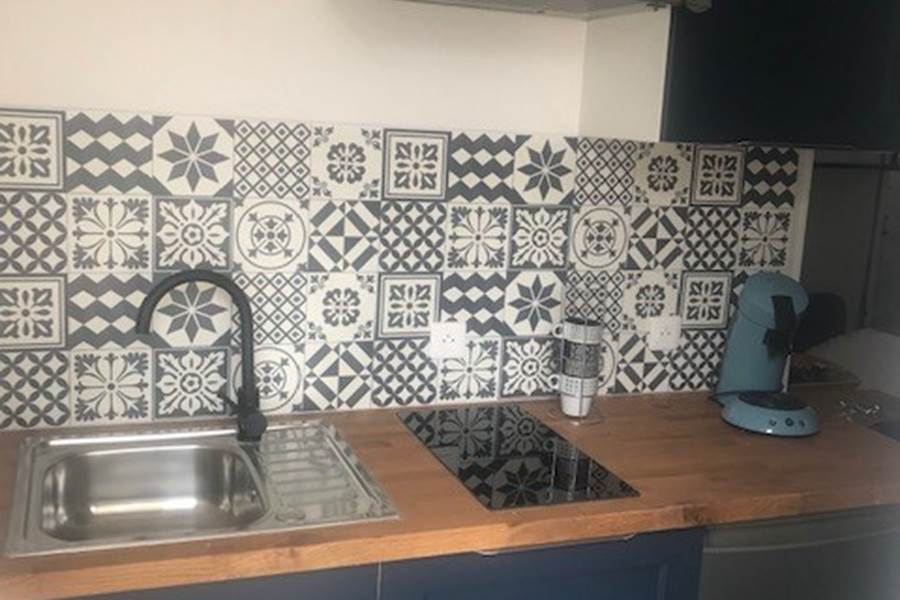 Cuisine du studio – Équipements modernes et ambiance cosy Plaque vitrocéramique, lave-vaisselle, rangements astucieux et décoration soignée pour un séjour sans contrainte au cœur de l’île de Ré.