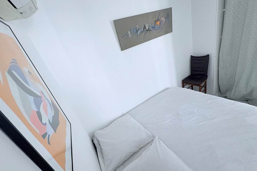 Maison Réthaise 2 – Chambre calme au style épuré Un cadre serein et lumineux, pensé pour le confort et la simplicité, dans une maison pleine de charme au centre de La Flotte.