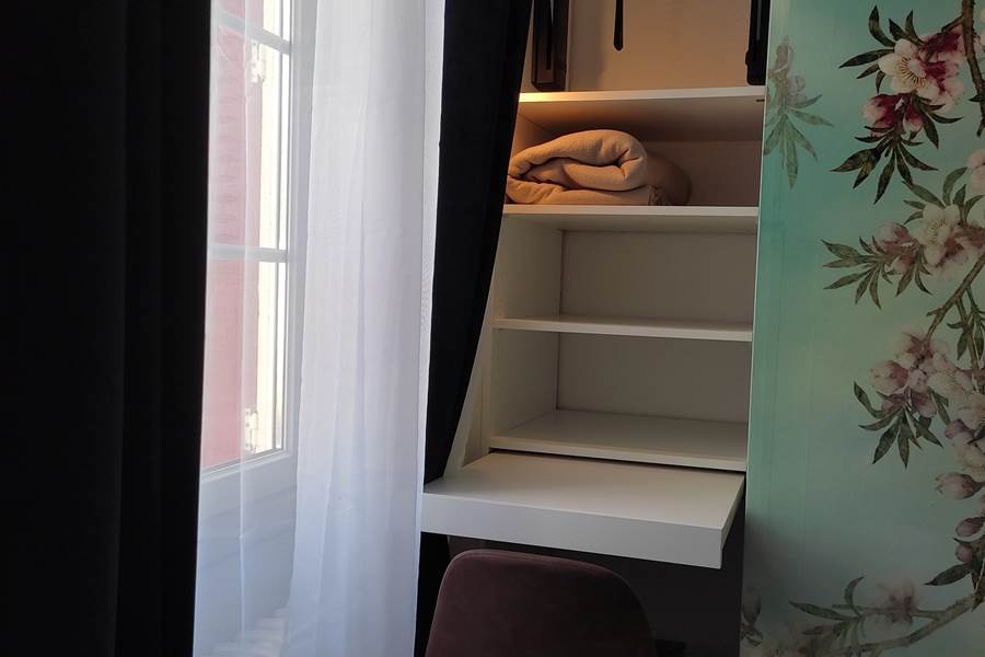 Chambre 7, penderie et bureau.