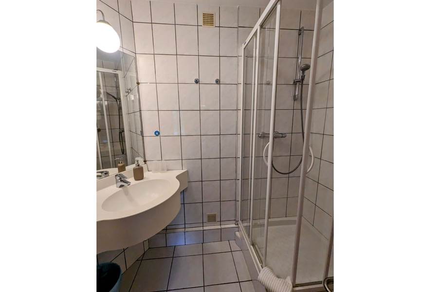 Gite-de-groupe-alsace-vosges-chalet-salle-de-bain-chambre-203
