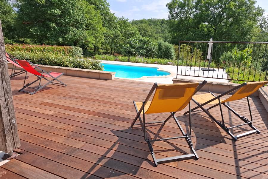 Terrasse vue sur la piscine