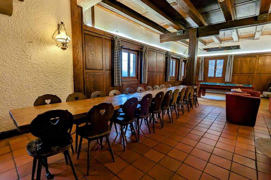 Gite-de-groupe-alsace-vosges-chalet-chambre-salle-a-manger-table