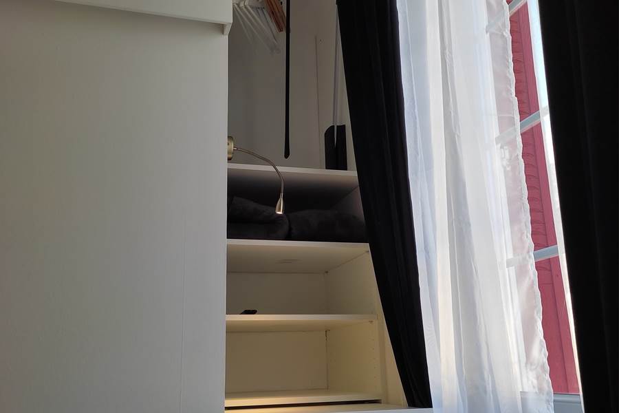 Chambre 1, penderie et bureau.