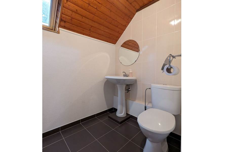 Gite-de-groupe-alsace-vosges-chalet-salle-de-bain-toilettes-cinq-six