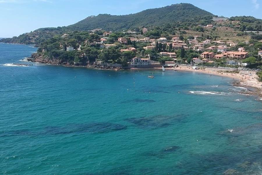 La résidence est située sur la Colle Noire au-dessus de la plage du Pradon-photo-page