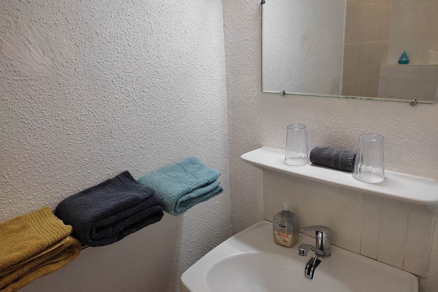 Chambre 5 lavabo et serviettes.