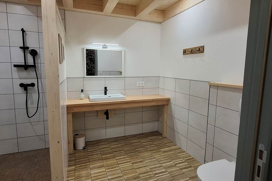 Salle de bain 1 - Douche à l'italienne + wc + lavabo