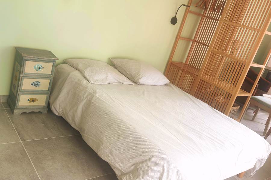 Chambre au style naturel et épuré Lit double, mobilier en bois clair et ambiance douce : parfait pour un séjour reposant au cœur de La Flotte.