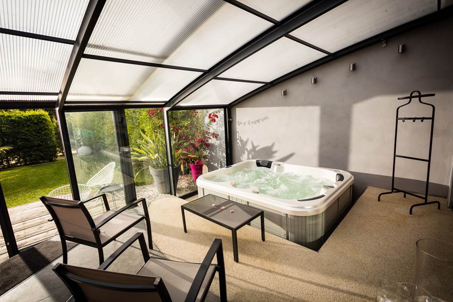 spa couvert au chaud ou decouverte pour l'été jardin et relax