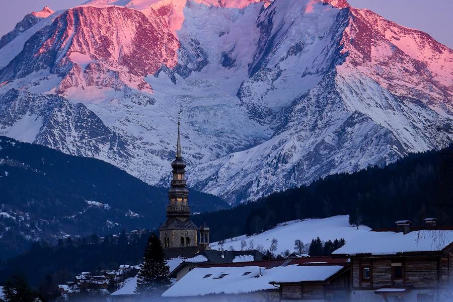 Le centre du village et la vue imprenable sur le Mont-Blanc en hiver