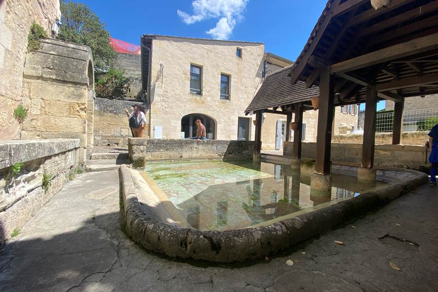 Lavoir-fontaine-roi-France-Saint-Emilion-Gironde-photo-page