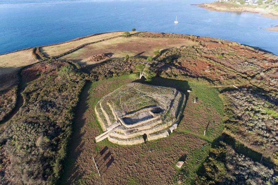 Cairn-Petit-Mont-Arzon-site-Patrimoine-Unesco-Golfe-du-Morbihan-photo-page