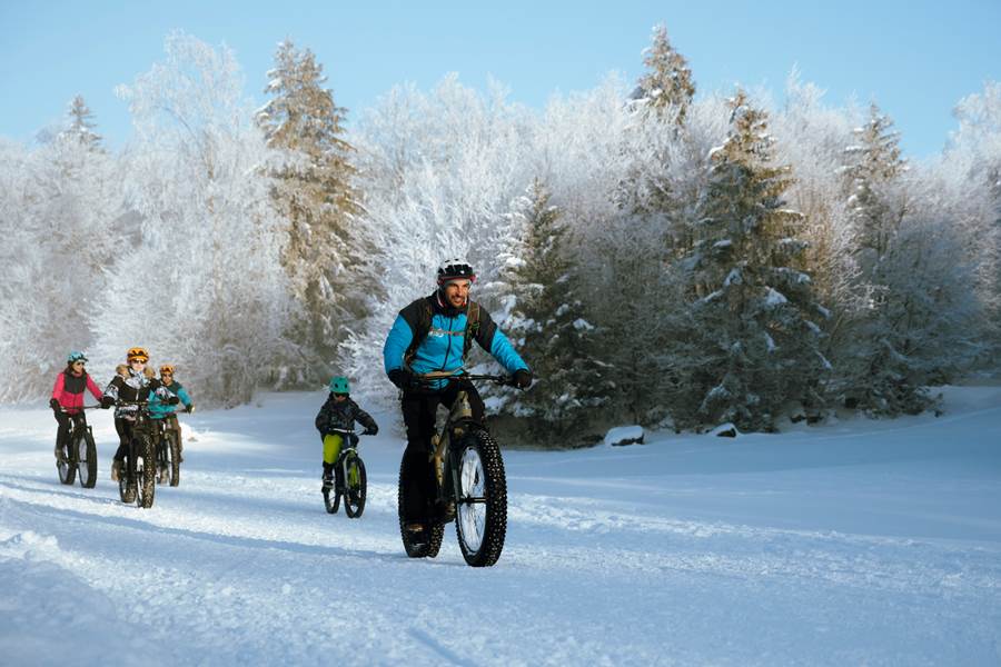 Balade guidée en Fat bike sur neige à La Feclaz (C : Peignée vertical)