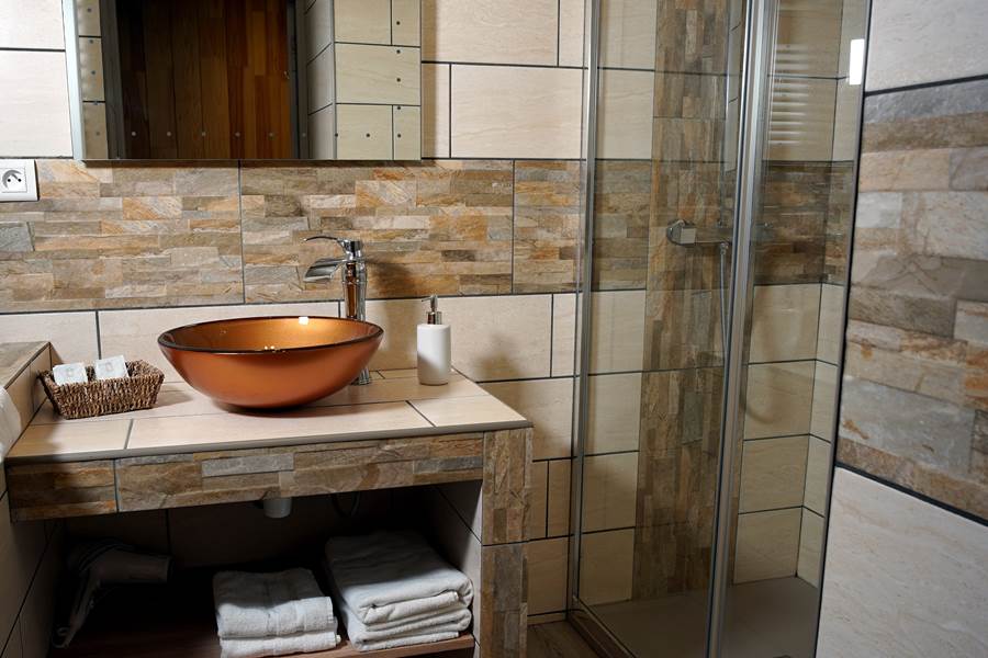 Douche moderne et vasque cuivrée