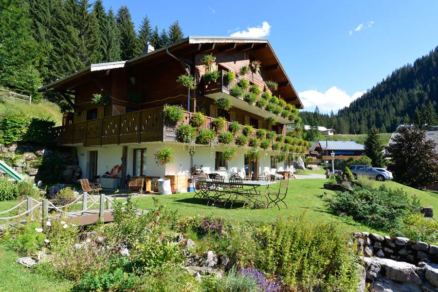 Chalet La Sonnaille, location 10 -15 personnes,  Chatel, jardin.