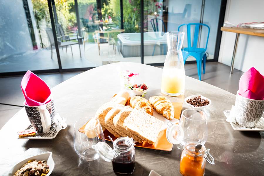 petit déjeuner a Aigues mortes sous le soleil