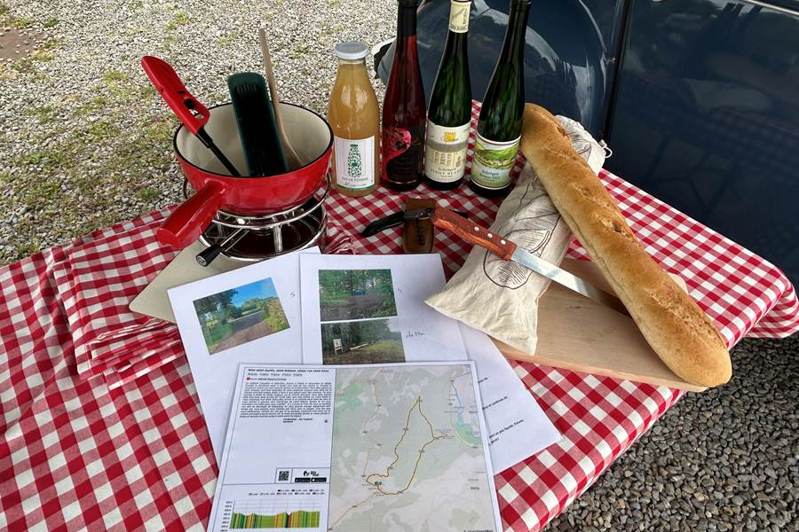 photo table complete avec carte et détail