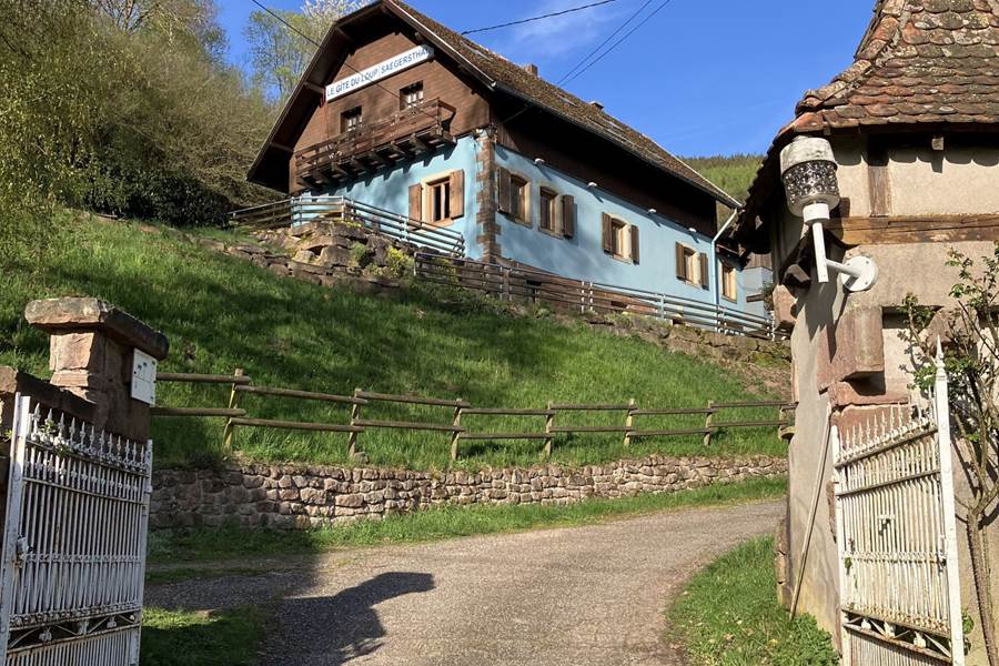 Gite-de-groupe-alsace-vosges-chalet-chambre-entree-portail