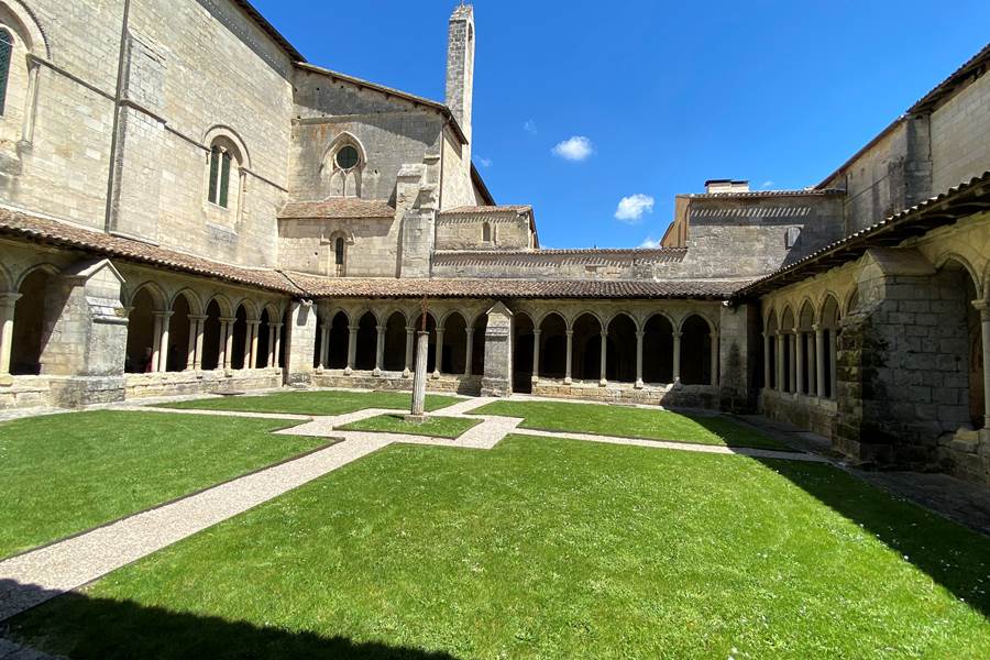 Cloitre-église-collégiale-saint-emilion-nouvelle-aquitaine-photo-page