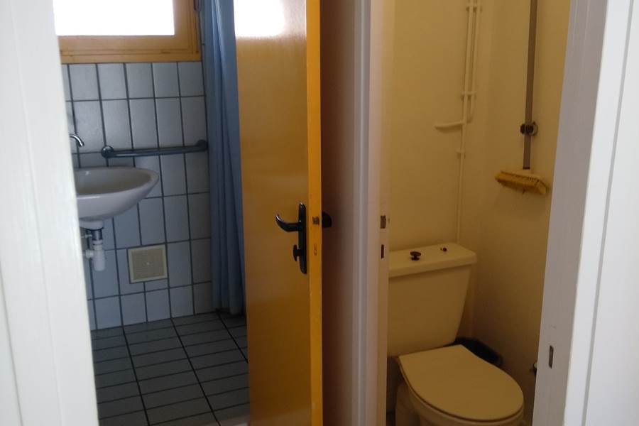 Vue sur salle d'eau & WC