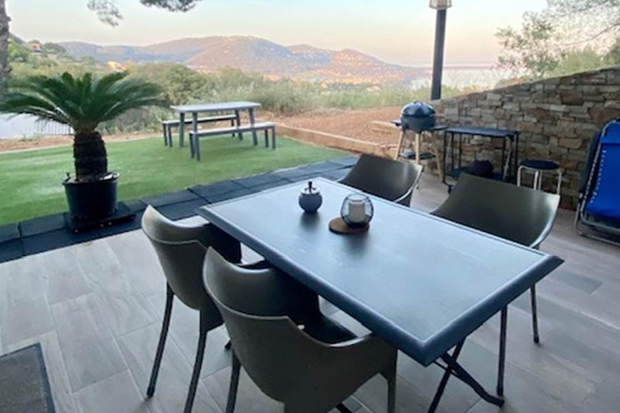 Tables à l'ombre et au soleil-photo-page