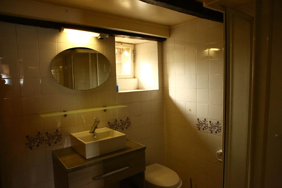 Gîte Belle épine 6 personnes vue intérieure chambre parentale salle de bain privative