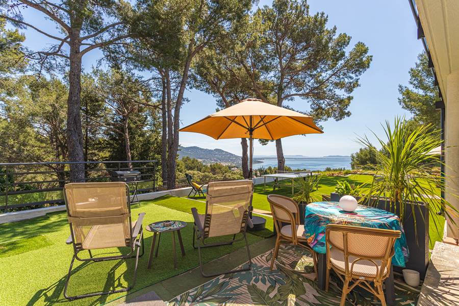 Terrasse privative vue mer et Iles d'Or