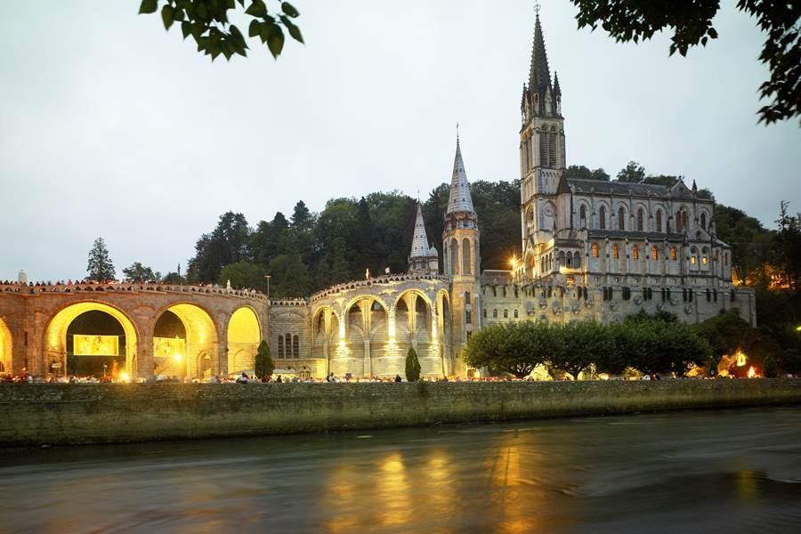 Lourdes Procession aux flambeaux devant la basilique du Rosaire