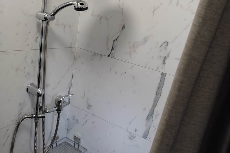 Chambre 8, douche.