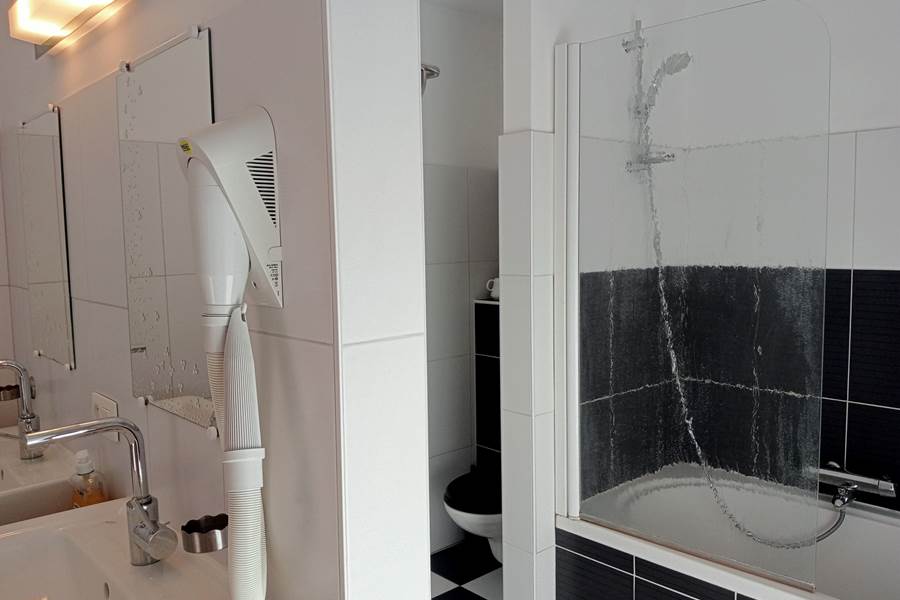 Double lavabo baignoire douche wc sèche cheveux