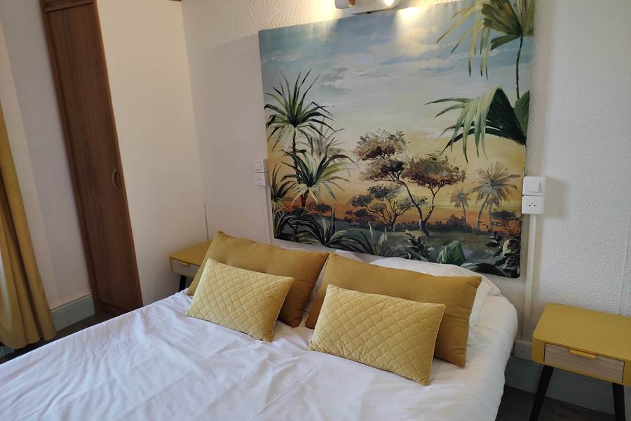Chambre 5 lit et placard et coussins.