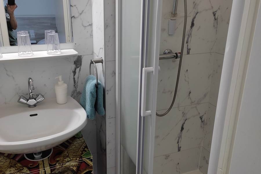 Chambre 4, cabine douche et lavabo.