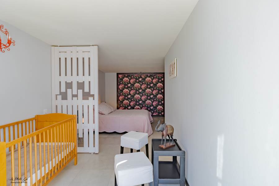 Chambre-lit bébé-lit 140x190cm-Gîte Les Fleurs- Près de Saint-Avit-Saint-Nazaire-Gironde
