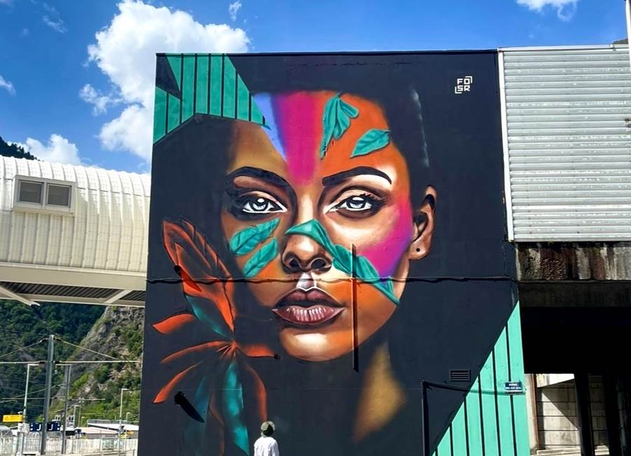 Le street artiste FOSR devant une de ses oeuvres