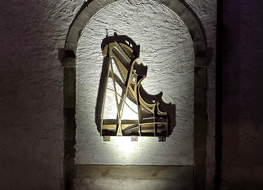 Un piano sur un mur !!!