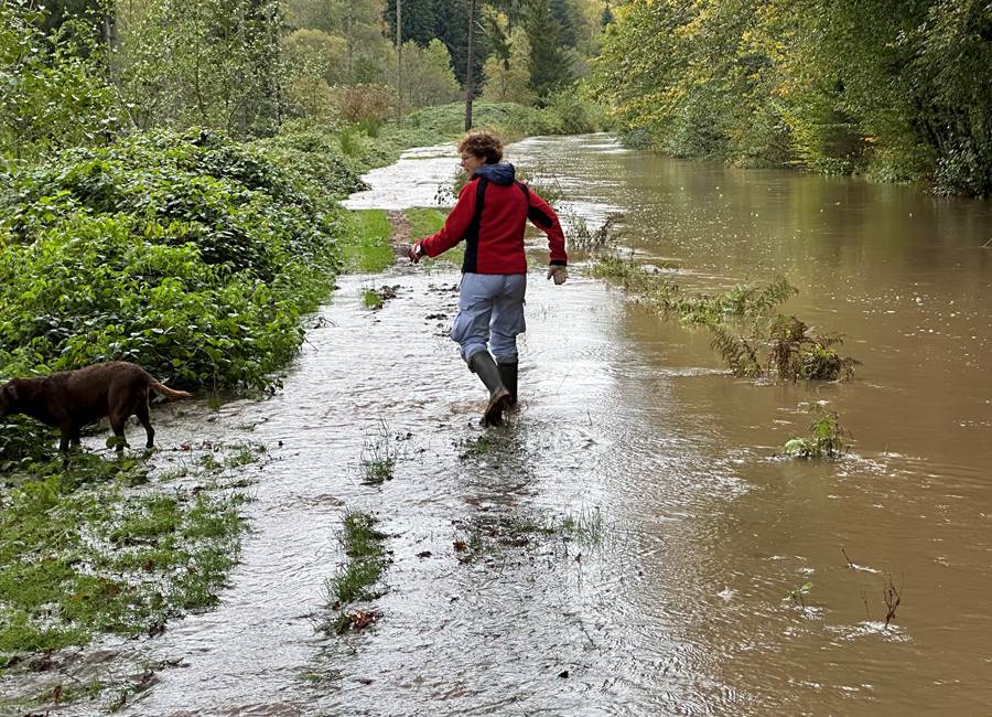 Le canal d'amenée déborde...