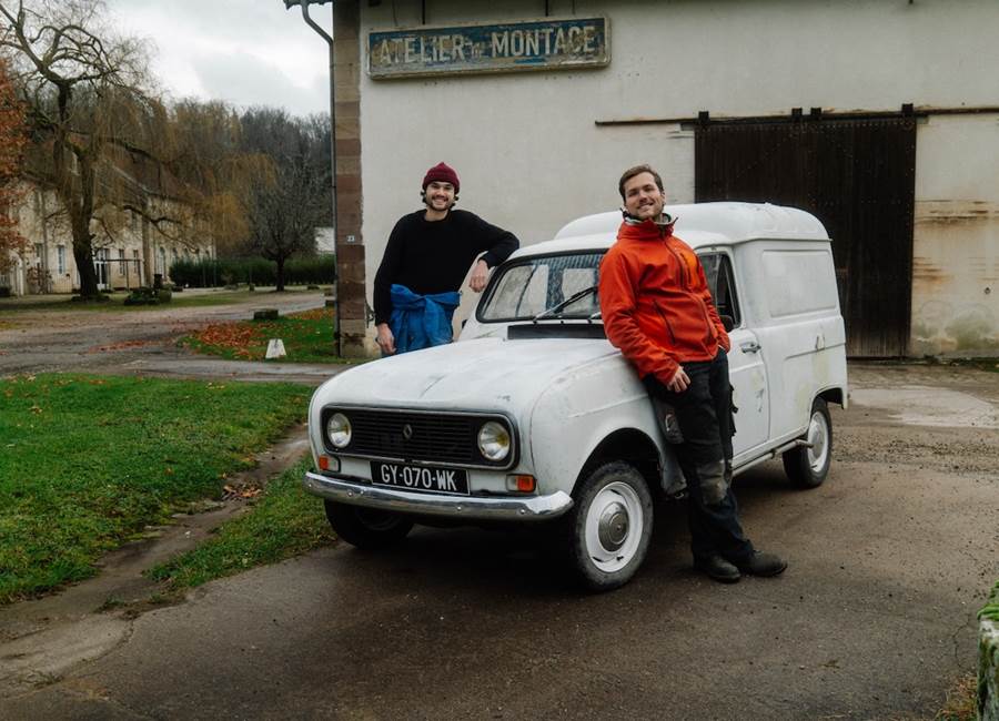 Sovann et Robin avec la 4L de la Manufacture