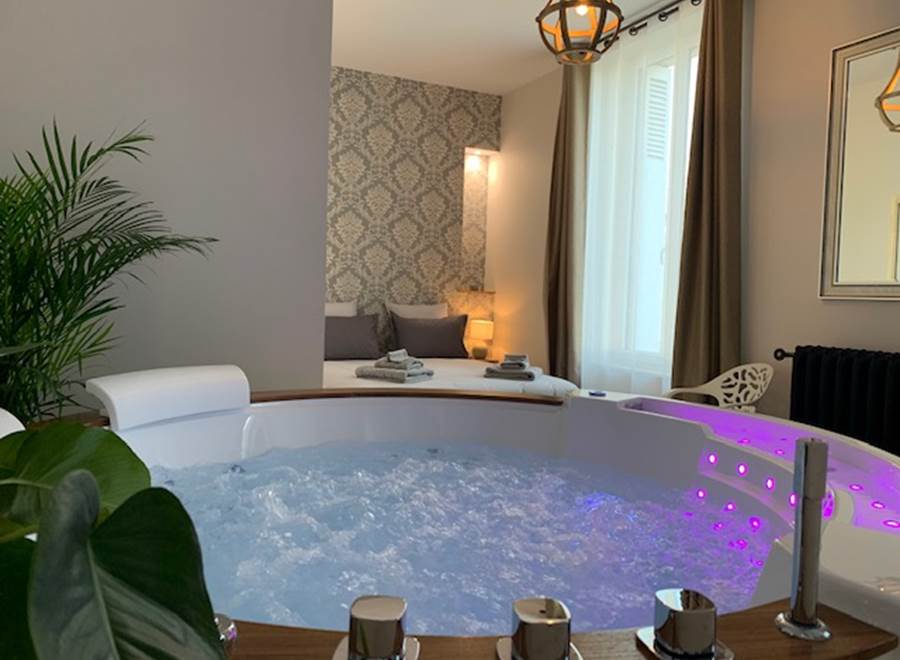 Chambre-d-hotes-jacuzzi-couple-bourgueil