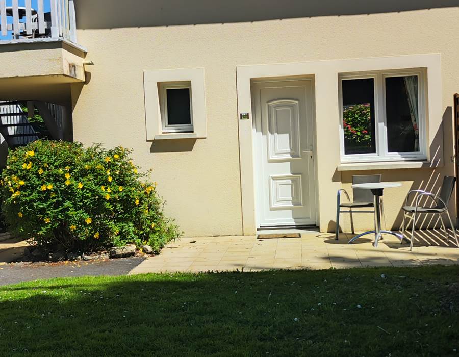le-sherman-hotel-chambre-3-personnes-terrasse-privative-plage-du-débarquement-normandie-literie-confortable