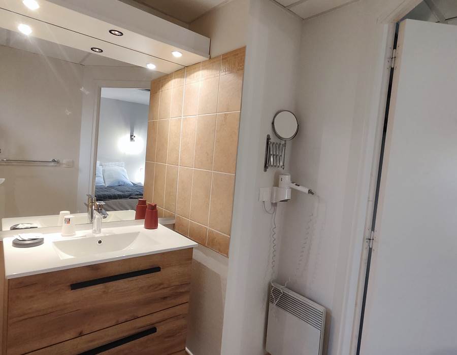 le-sherman-produits-acceuil-salle-de-bains-serviettes-de-bains-inclus-draps-de-lit-inclus-boissons-chaudes-à-disposition
