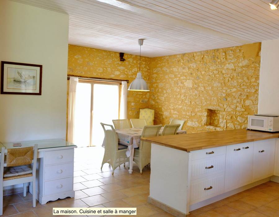 DOMAINE DU CHAMP DE L'HOSTE - maison d'hôtes à Larzac 24170 - Gîte de charme - Location maison de vacances avec piscine et spa - salle à manger -