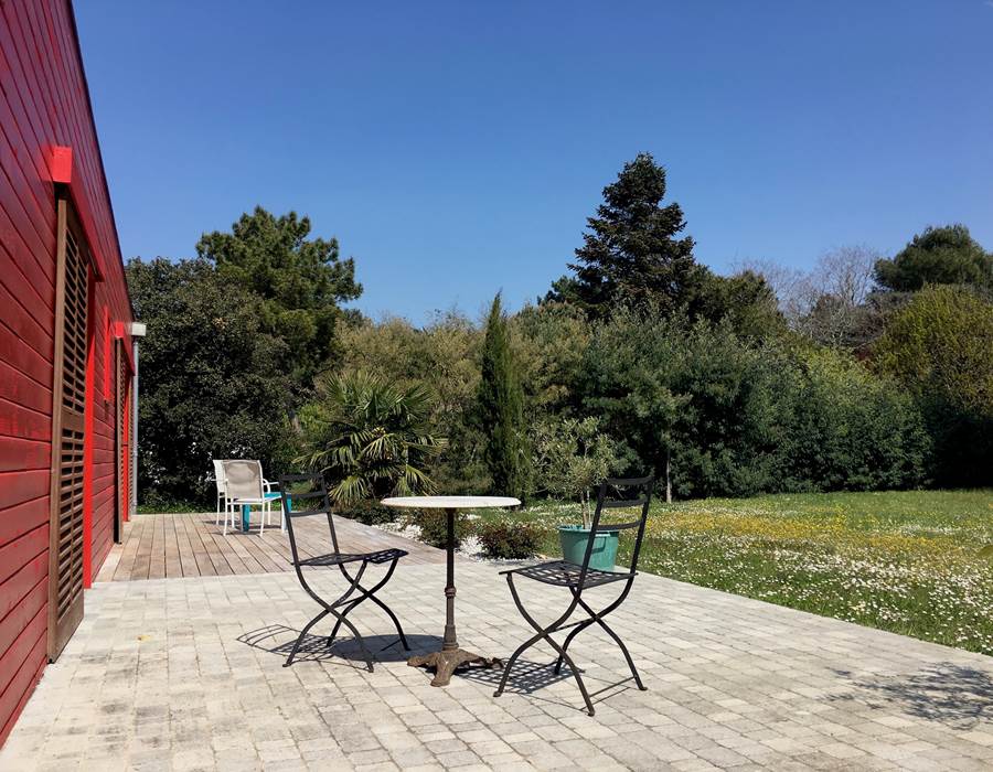 Une terrasse privée est attenante à la chambre