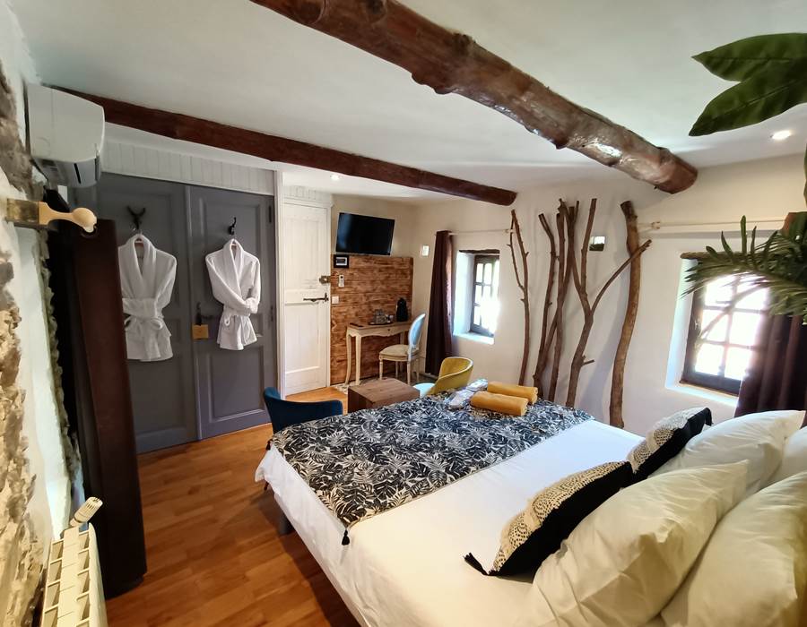 Chambre confortable avec peignoirs